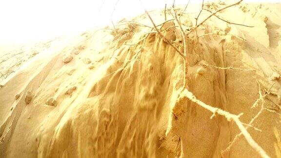 沙子正在慢慢地破碎像水流一样通过多刺的干燥峡谷沙漠靠近