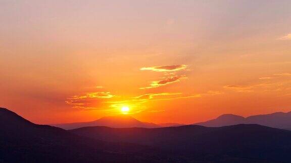 太阳从克里米亚半岛的山上升起的4K镜头