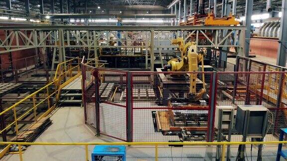工厂内部工业机器与传送带一起工作
