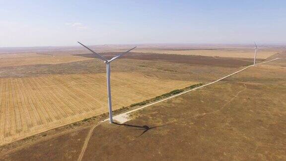 天线:麦田附近的风力涡轮机