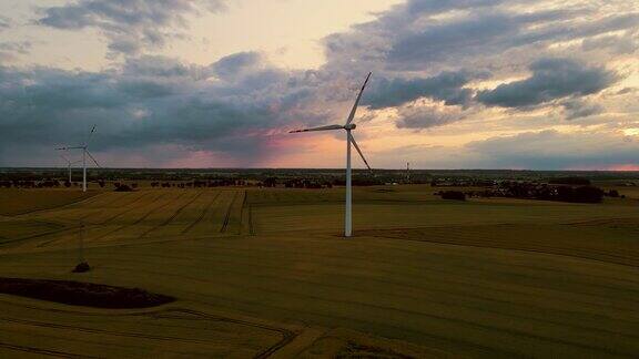 黄昏黄昏阴云密布风力涡轮机在野外农场鸟瞰图风车产生清洁的可再生能源