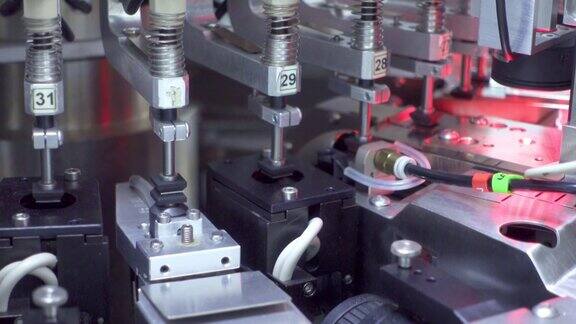 在半导体制造过程中在无尘室取放晶圆上的模具在机器上测试电气功能