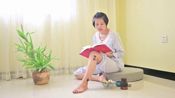 一位中国妇女正在做艾灸治疗