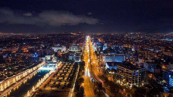4K全空中夜间延时(hyperlapse)雅典市中心syggrouu大道卫城和主要地标