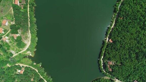 自顶向下拍摄的一个湖小径和森林周围的鸟瞰图