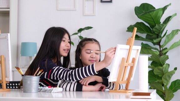 亚洲孩子在艺术工作室快乐