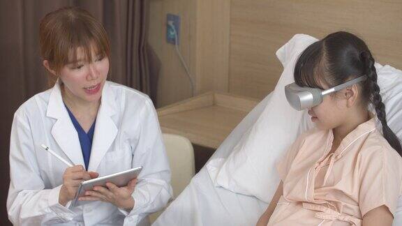 亚洲小女孩患者戴着VR耳机与医生讨论诊断