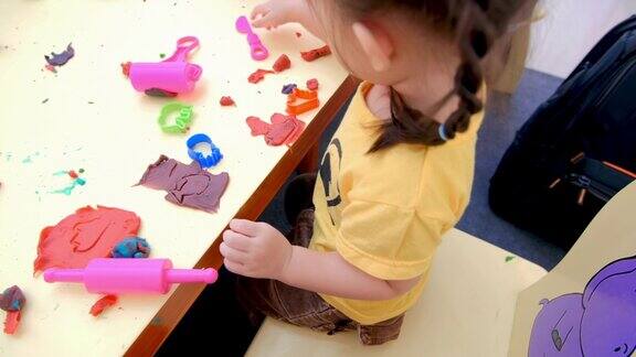 小女孩正在玩橡皮泥玩具