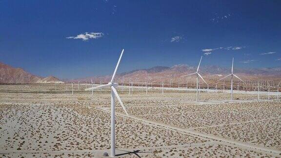 在沙漠中创造可持续能源的风力涡轮机农场