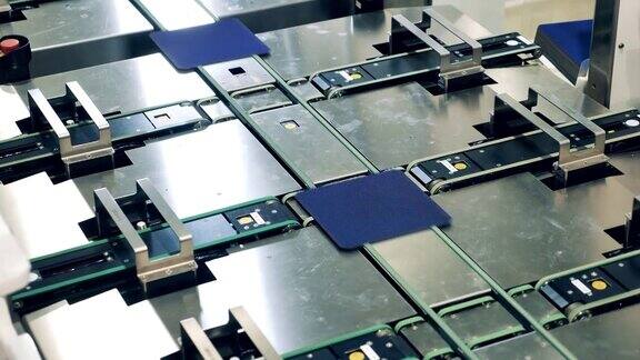 自动化工业生产线装有太阳能电池的现代传送带