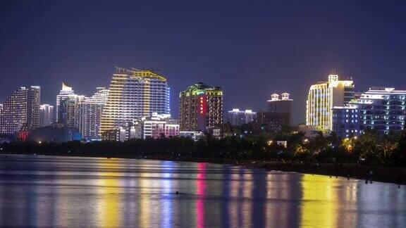 夜晚灯光照亮三亚湾酒店前全景4k时间推移海南岛中国