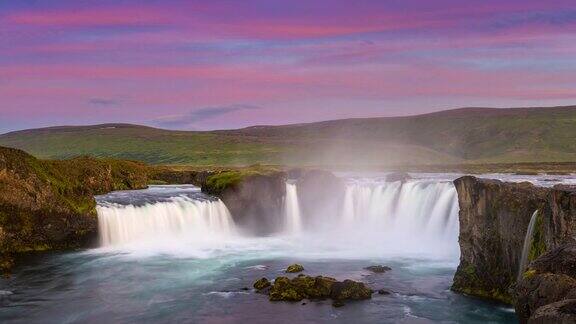 4k延时日落场景与移动的云在冰岛的夏天Godafoss