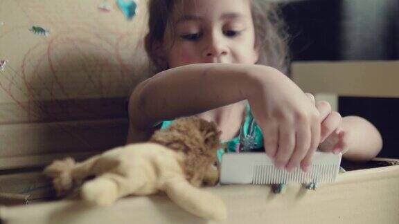 一个小女孩在家里玩玩具动物