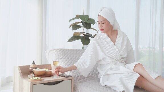 沐浴后穿着浴袍的妇女正在放松