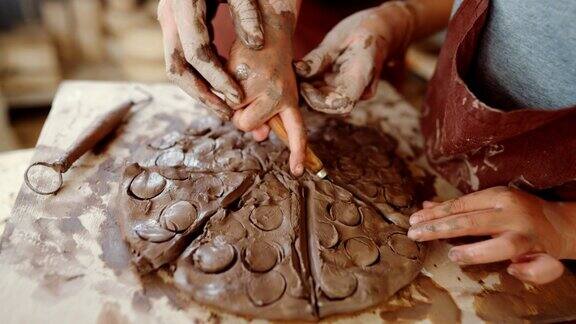 美丽的陶工在教她的儿子制作环保陶器