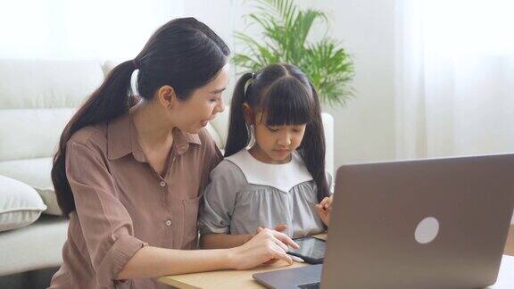 亚洲女孩和她妈妈在线学习