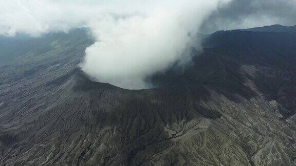 布罗莫火山喷发的鸟瞰图