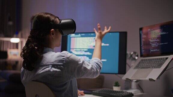 开发者佩戴VR头显设计MetaverseappSTEM平台