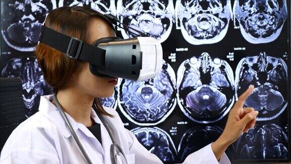 女医生使用虚拟现实保健和医学概念