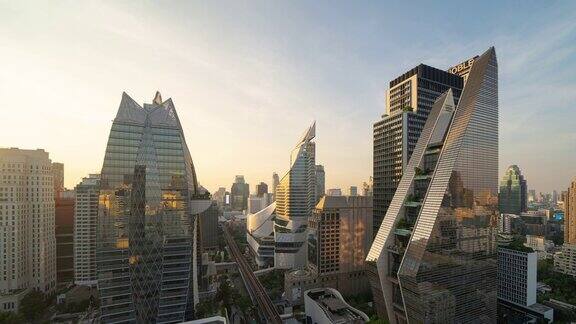 Ploenchit鸟瞰图的时间流逝曼谷市中心亚洲智慧城市的金融区和商业中心摩天大楼和高层建筑泰国