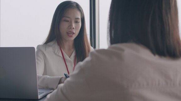 两个亚洲女商人一起工作时正在办公室里讨论