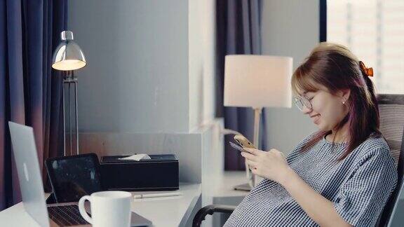一位孕妇在网上为她的胎儿购物