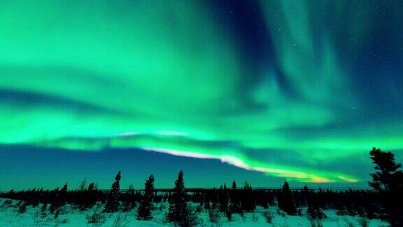北极光在北极苔原上空的时间流逝