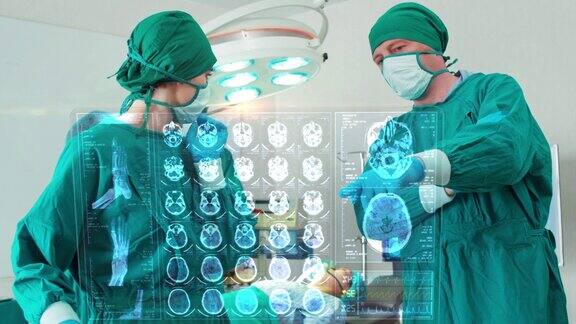 专业外科医生和助理使用全息图现代虚拟屏幕