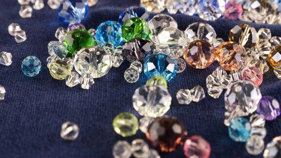 多色透明珠宝水晶和水钻在蓝色天鹅绒