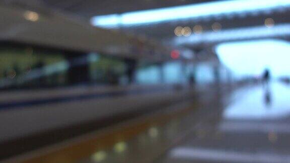 站内旅客进入高铁时的散焦画面