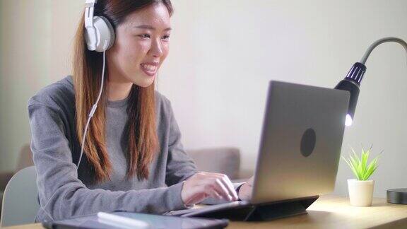 年轻的亚洲女性自由职业者使用笔记本电脑与客户进行视频会议