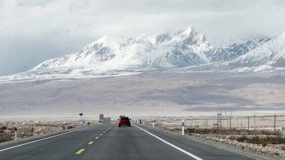 中国新疆喀什帕米尔高原雪山和雪路