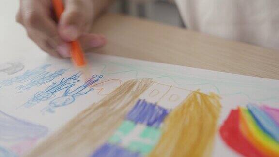 一个有绘画艺术的女孩亚洲小女孩喜欢在纸上涂色