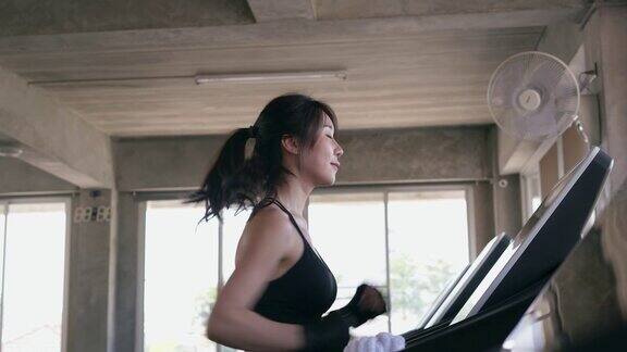 亚洲美女在健身房跑步锻炼保健运动和运动