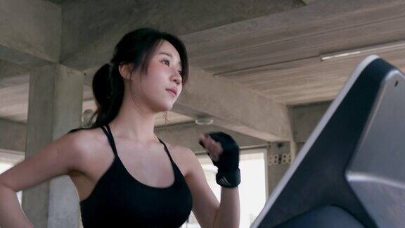 亚洲美女在健身房跑步锻炼保健运动和运动