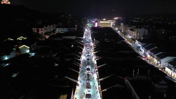夜景照亮了杭州市内著名的行人拥挤的街道区域航拍了4k中国全景图