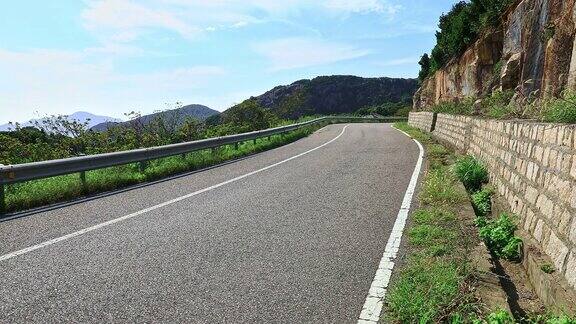 柏油路和山地自然背景