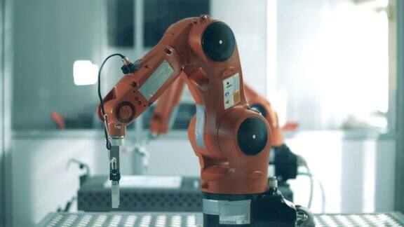 一个类似机器人的装置正在实验室里缓慢地移动