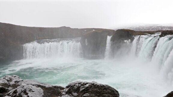 翻拍:冰岛戈达福斯瀑布冬季降雪