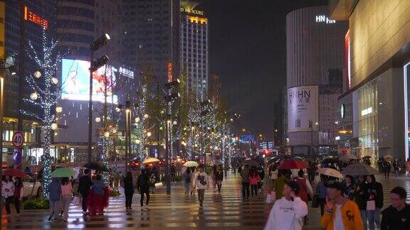 夜晚照明雨后的长沙市区著名商场前拥挤的人行道全景4k中国