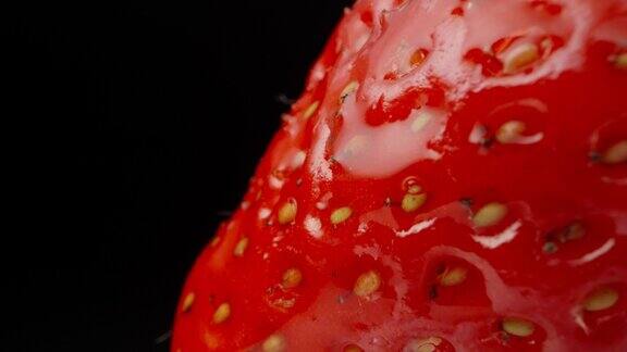 水滴从草莓上滚下来Dolly滑块极端特写Laowa探针