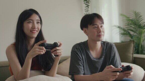 亚洲夫妇在一起玩电子游戏