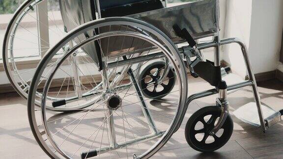 轮椅在空荡荡的医院里