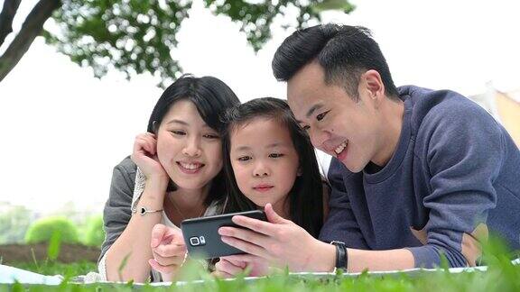 快乐的中国家庭在看智能手机