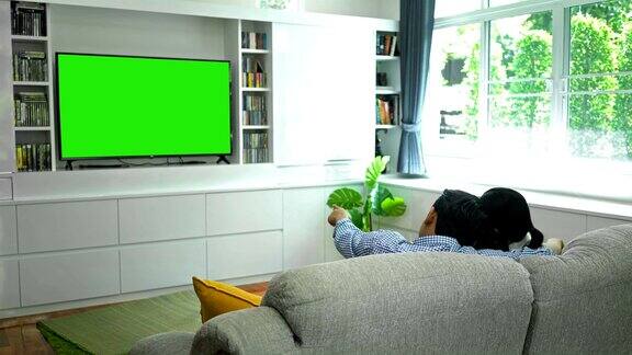 4K幸福家庭在客厅看绿屏电视