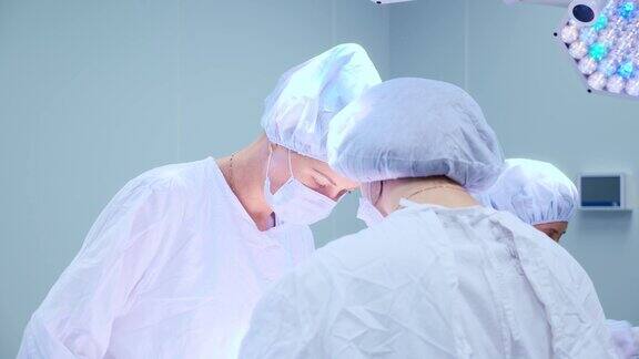 医疗队在明亮的现代手术室进行外科手术
