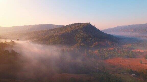 鸟瞰村庄和农村贫瘠的土地在日出背景山