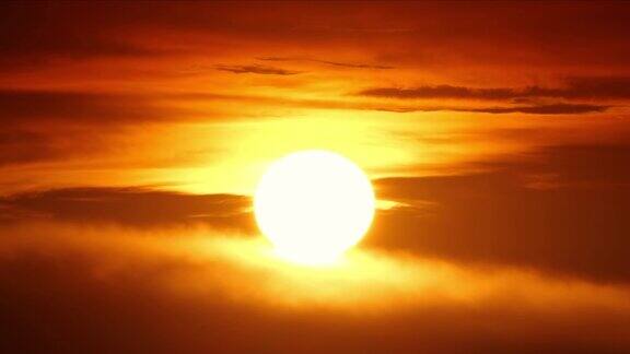 美丽清晰的大太阳在日出或日落大红色热太阳在温暖的空气扭曲在地平线上无缝4k超高清