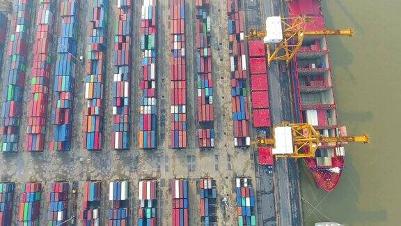船厂集装箱货轮工作起重机桥的物流运输无人机拍摄鸟瞰图