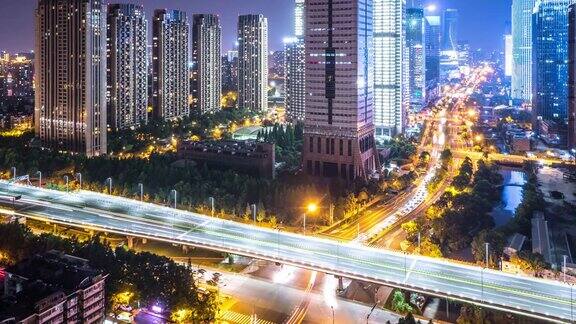 晚上杭州市中心繁忙的道路和现代化的建筑